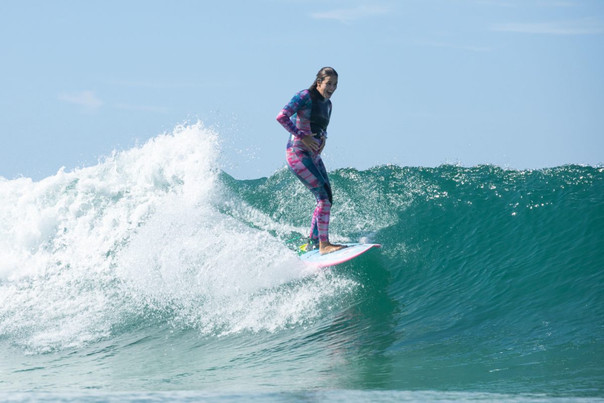 Surfing pregnant Claudia Goncalves